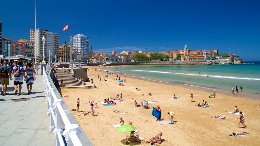 Playa de San Lorenzo ofreciendo vistas generales de la costa, una ciudad costera y una ciudad