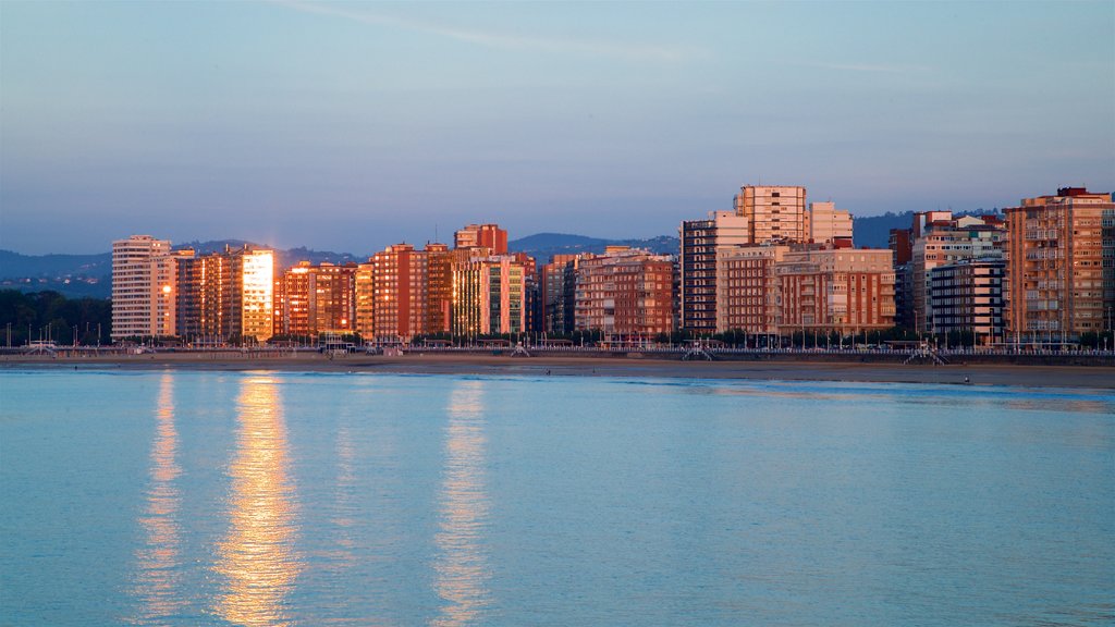 Playa de San Lorenzo mostrando vista general a la costa, una ciudad costera y un atardecer