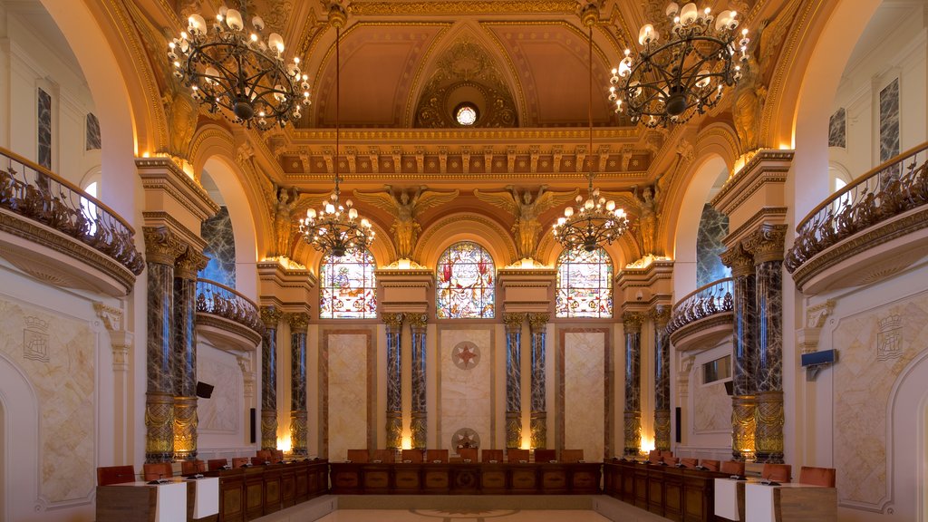 Hôtel de ville de Saint-Sébastien qui includes éléments du patrimoine et scènes intérieures