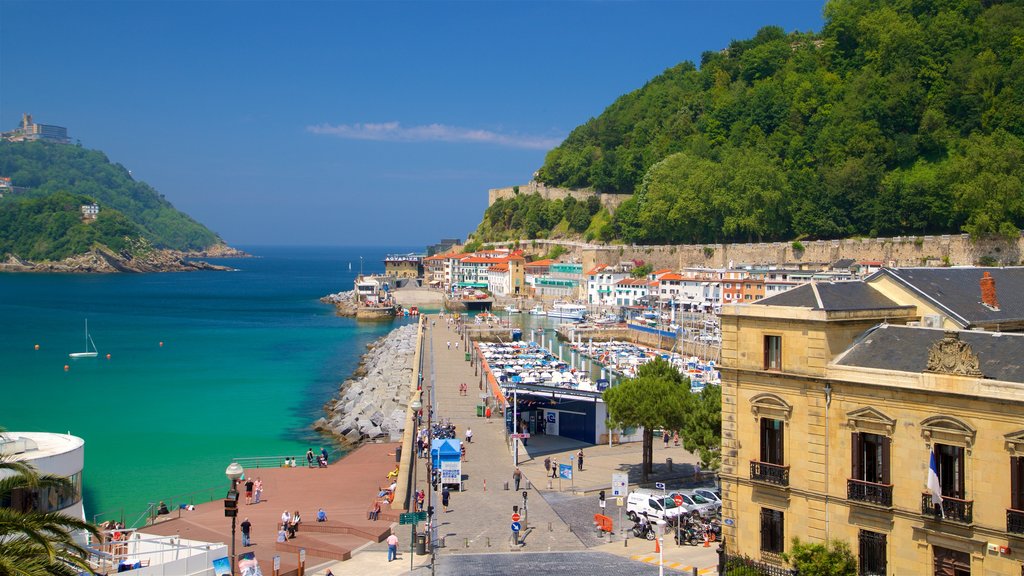 Ayuntamiento de San Sebastián mostrando una ciudad costera y vistas generales de la costa