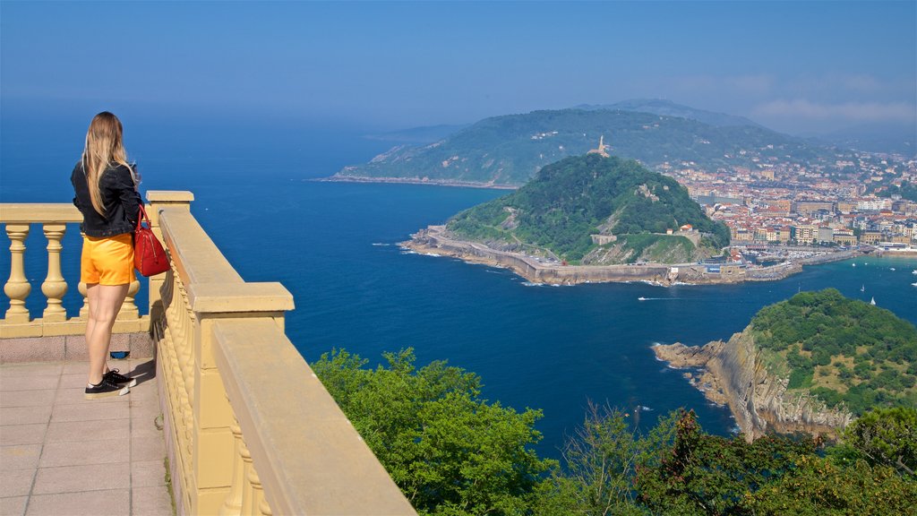 Monte Igueldo que incluye vistas generales de la costa, una ciudad costera y vistas