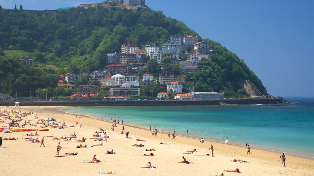 Praia de Ondarreta caracterizando uma praia de areia, paisagens litorâneas e uma cidade litorânea