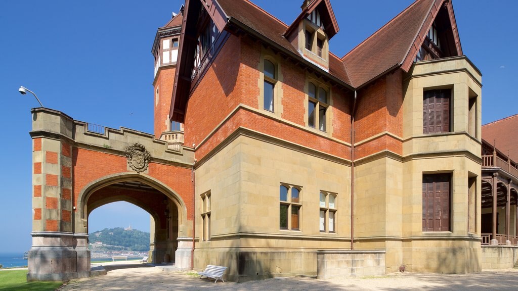 Palacio de Miramar ofreciendo una casa y patrimonio de arquitectura