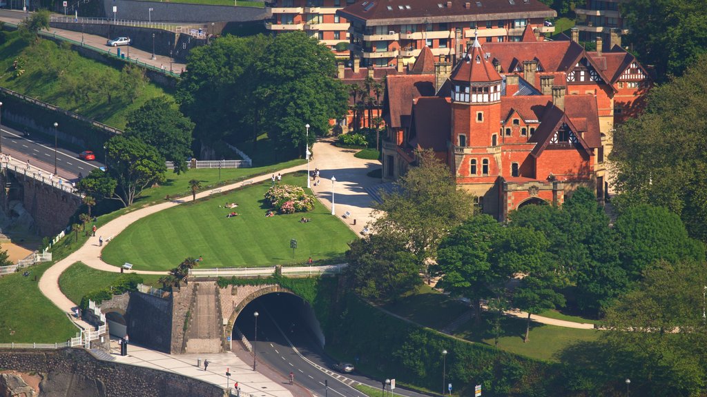 Miramar Palace showing a park and heritage elements