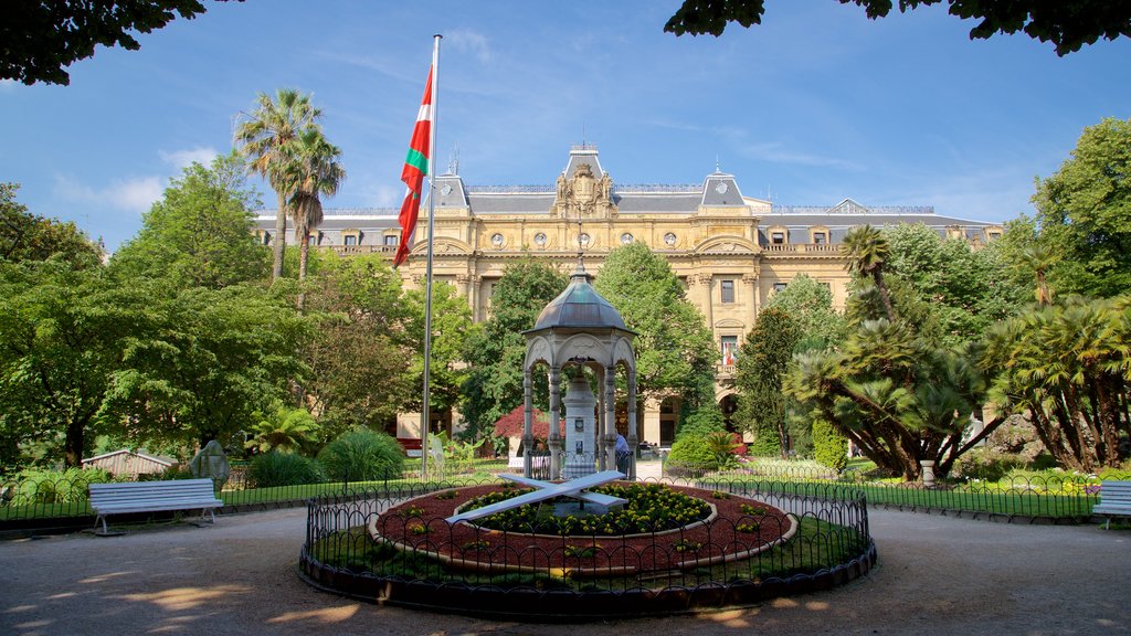 Plaza Gipúzkoa mostrando jardín, elementos patrimoniales y flores