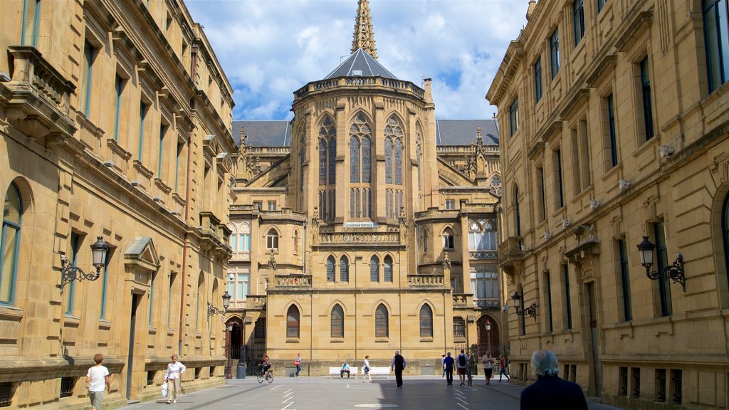 Cathédrale du Bon Pasteur mettant en vedette scènes de rue et patrimoine architectural aussi bien que petit groupe de personnes