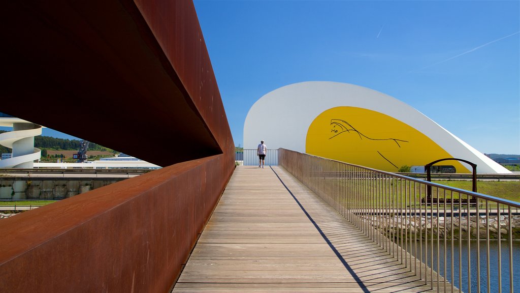 Oscar Niemeyers Kulturcenter som viser moderne arkitektur, en flod eller et vandløb og en bro