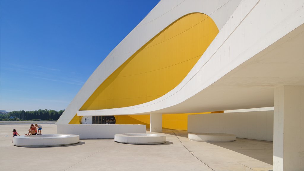 Centro cultural Oscar Niemeyer ofreciendo arquitectura moderna y también un pequeño grupo de personas