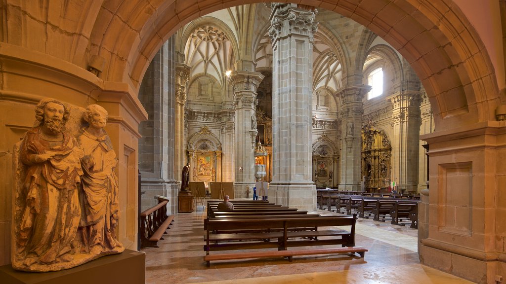 Basílica de Santa María del Coro caracterizando elementos de patrimônio, vistas internas e uma igreja ou catedral