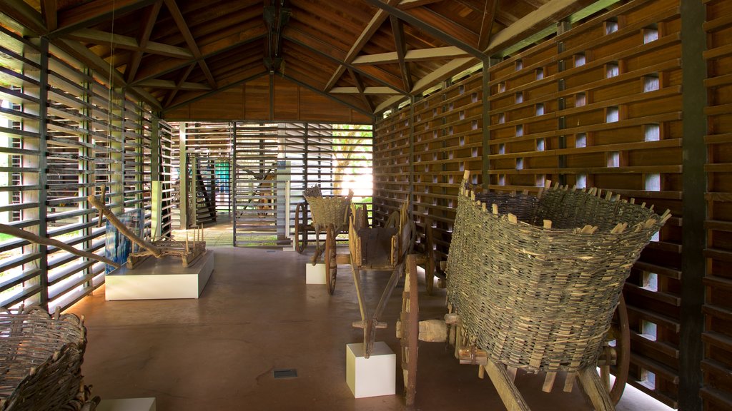 Museo del Pueblo de Asturias ofreciendo vistas interiores