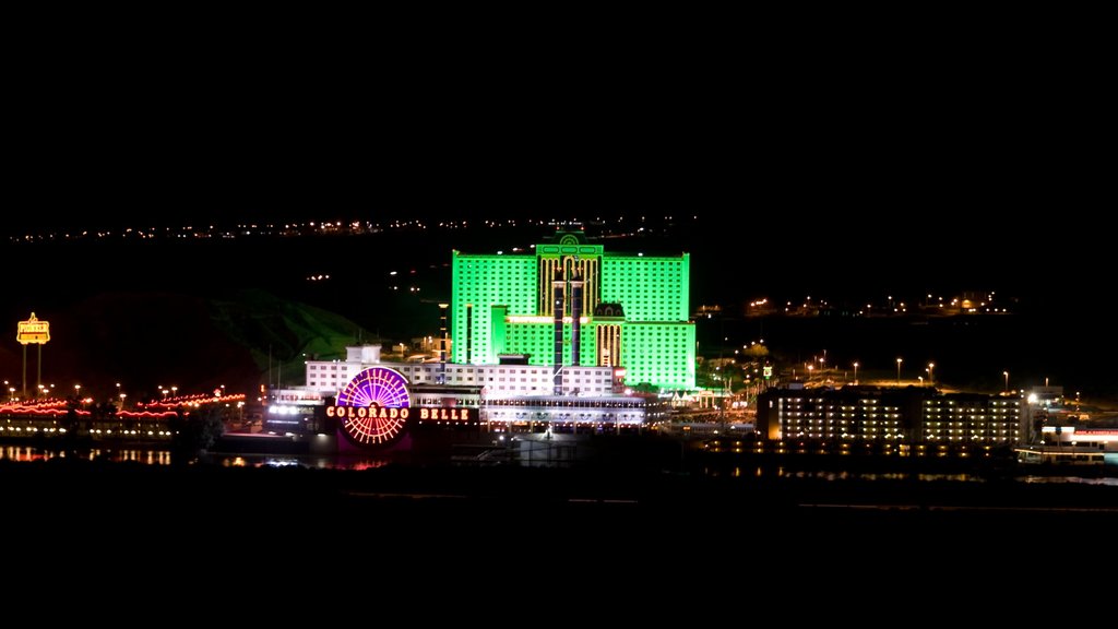 Laughlin ofreciendo un hotel, horizonte y escenas nocturnas