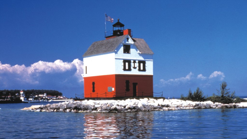 Isla Mackinac ofreciendo una ciudad costera, vistas de una isla y un faro