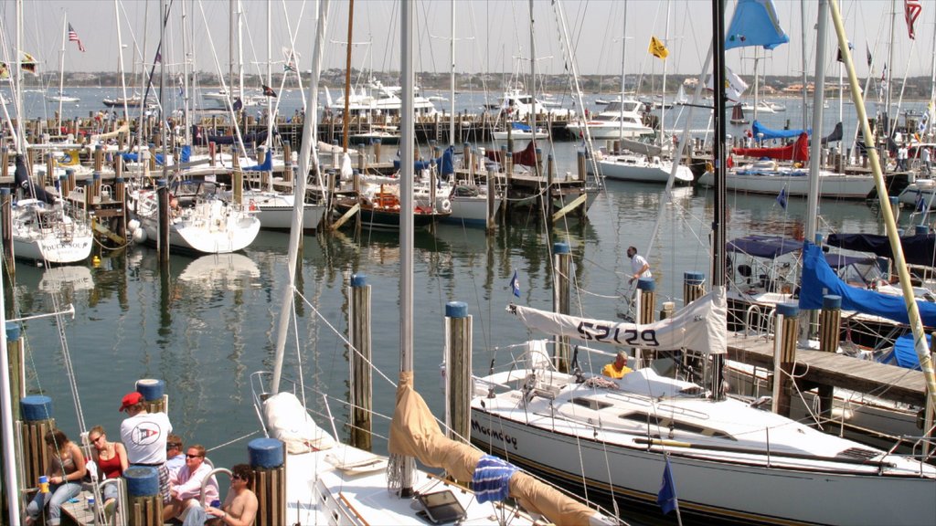 Nantucket que incluye un club náutico, botes y una bahía o un puerto