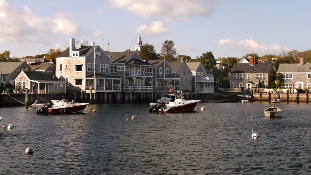 Nantucket mostrando canoagem, arquitetura de patrimônio e uma marina