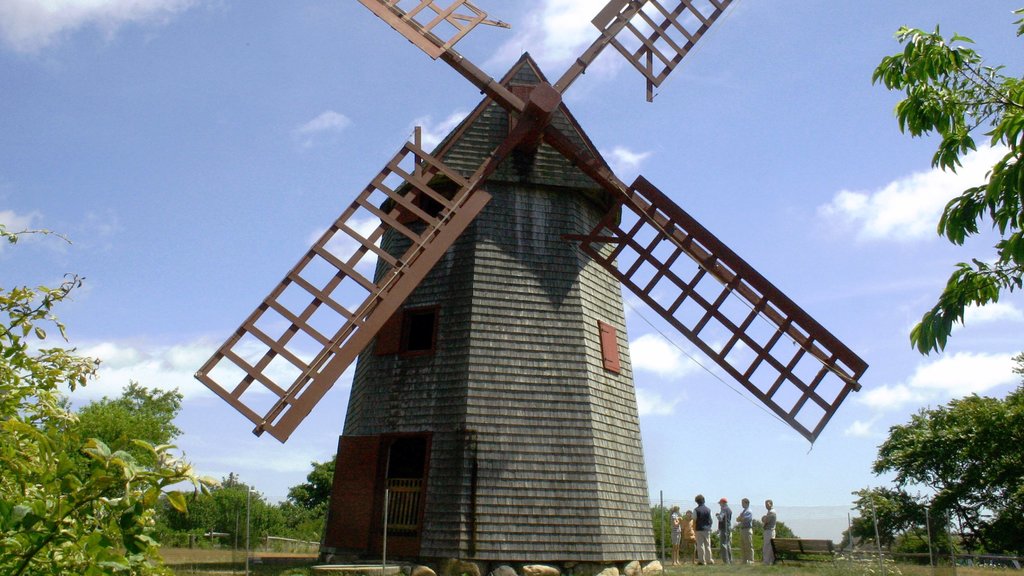 Nantucket que incluye patrimonio de arquitectura y un molino de viento