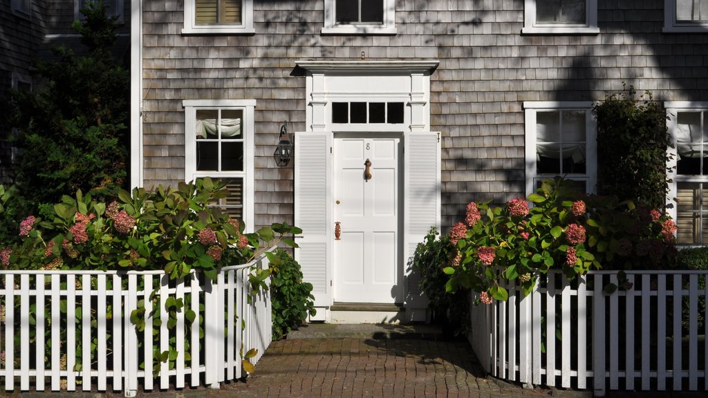 Nantucket que incluye flores y una casa