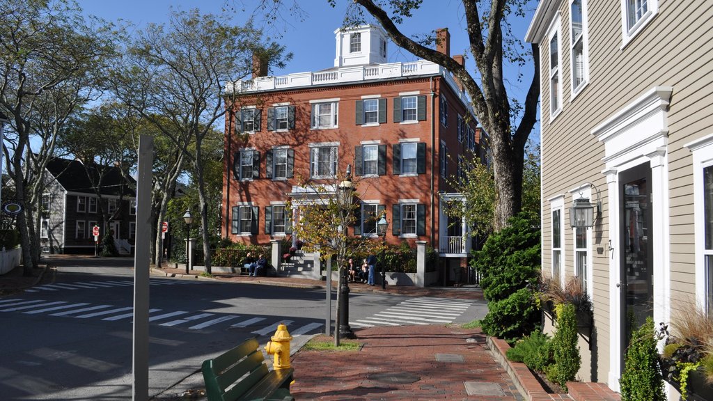 Nantucket que incluye una ciudad, una casa y horizonte