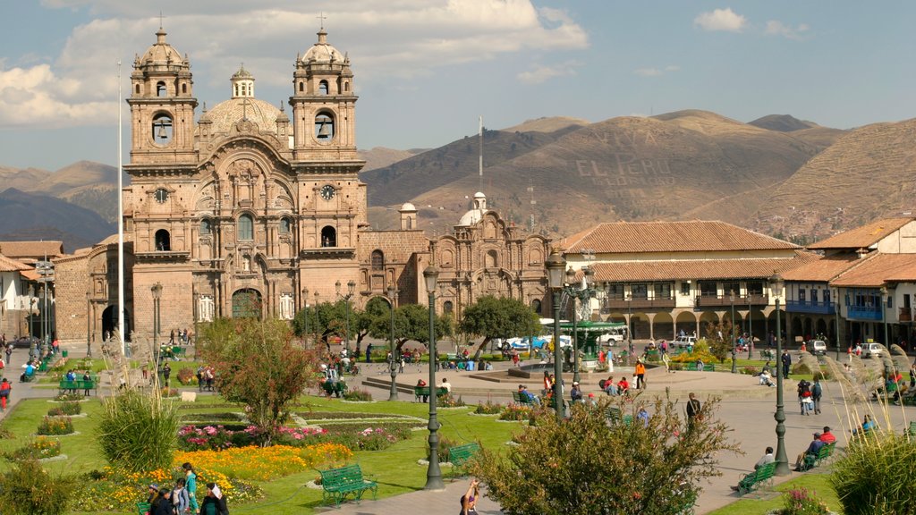 Altiplano peruano ofreciendo una iglesia o catedral, una plaza y arquitectura patrimonial