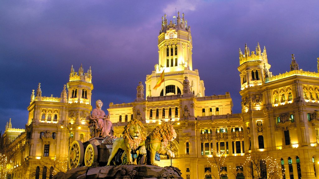 Plaza de Cibeles which includes night scenes, a statue or sculpture and a square or plaza