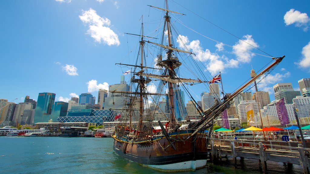 Darling Harbour ofreciendo una marina, una ciudad y horizonte