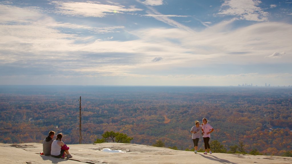 Stone Mountain Park mostrando vistas, senderismo o caminata y escenas forestales