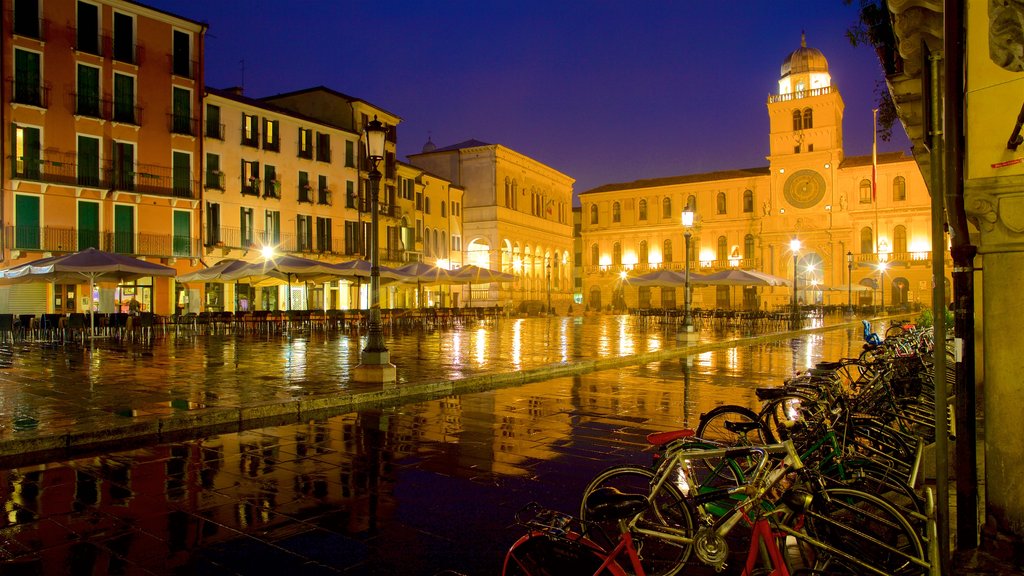 Piazza dei Signori caracterizando cenas noturnas, uma cidade e arquitetura de patrimônio