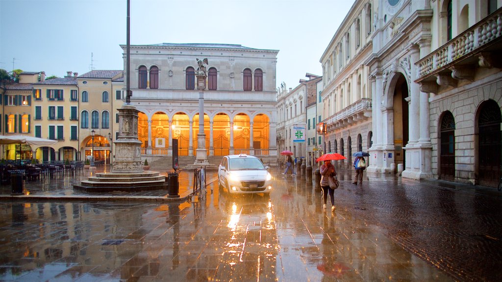 Piazza dei Signori que inclui uma cidade, arquitetura de patrimônio e uma fonte