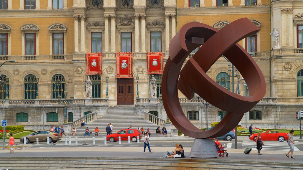 Bilbao City Hall caracterizando arte ao ar livre e arquitetura de patrimônio assim como um pequeno grupo de pessoas