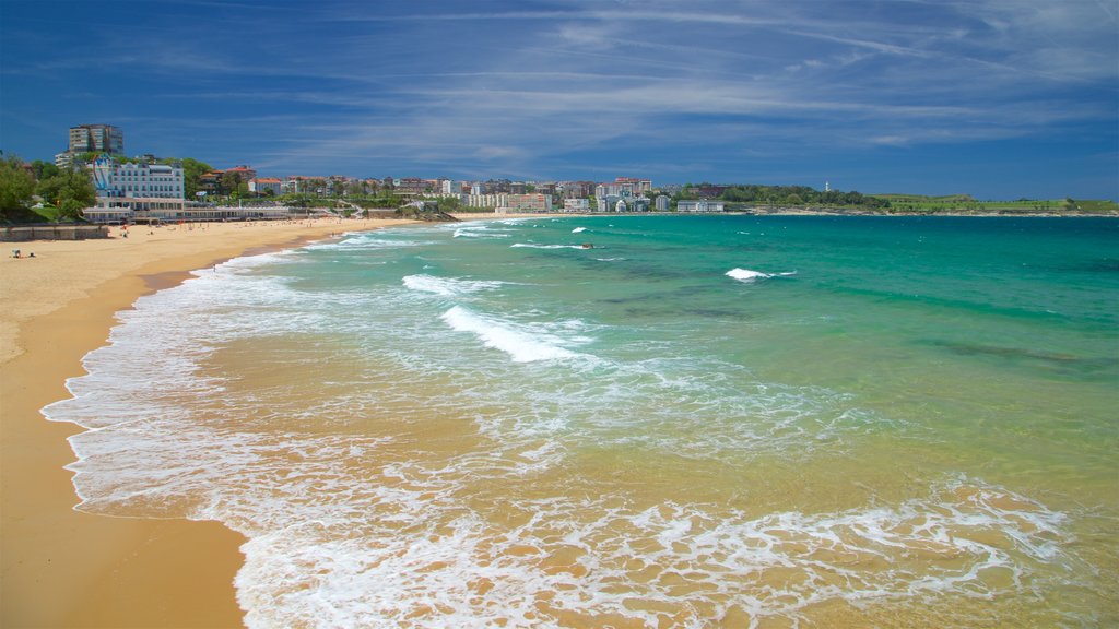 Strand van El Sardinero bevat een zandstrand, algemene kustgezichten en een kuststadje