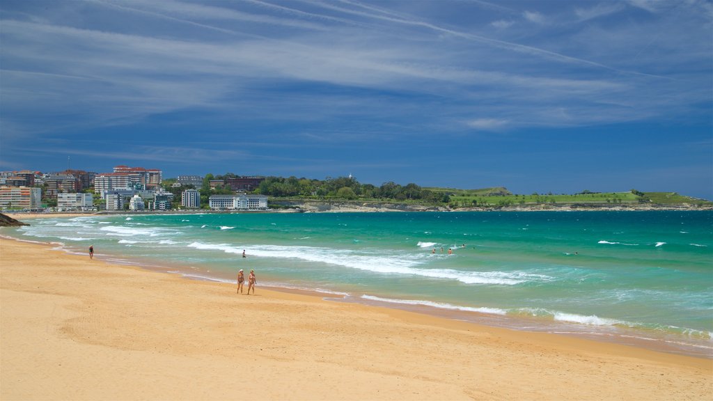 Playa El Sardinero que incluye una playa de arena, vista general a la costa y una ciudad costera