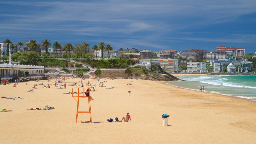 Playa El Sardinero ofreciendo una ciudad costera, vista general a la costa y una playa de arena