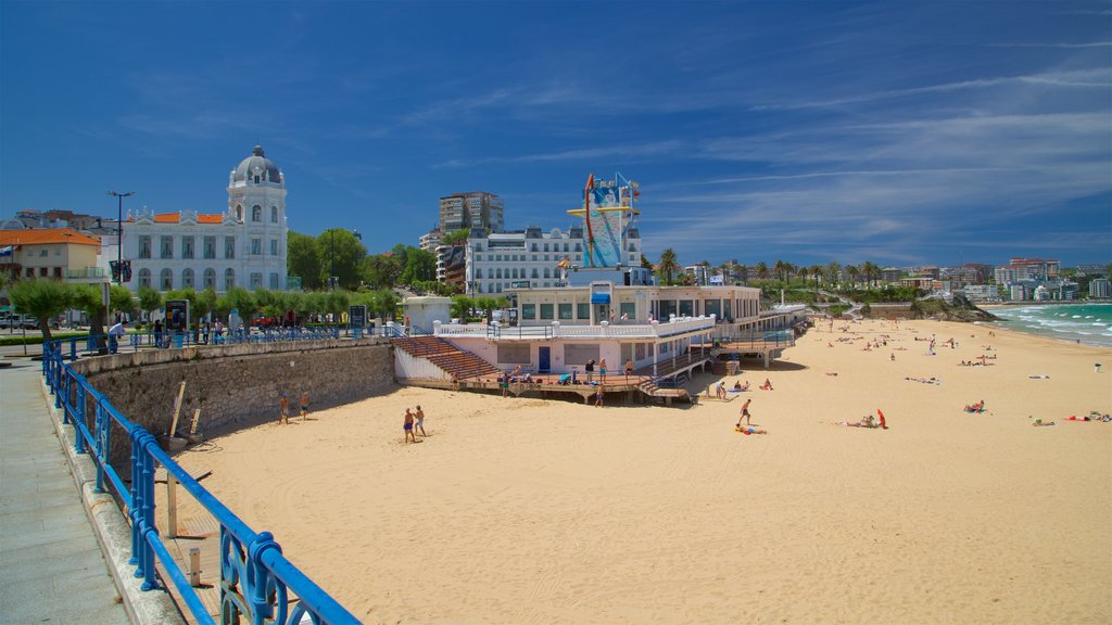 Praia El Sardinero caracterizando uma praia de areia, uma cidade litorânea e paisagens litorâneas