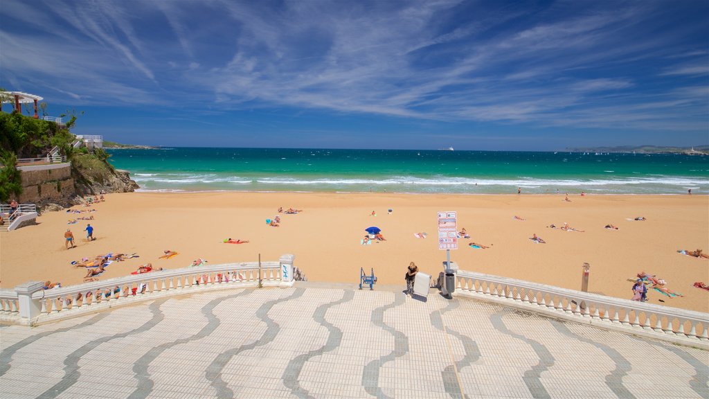 Strand van El Sardinero bevat algemene kustgezichten en een zandstrand en ook een klein groepje mensen