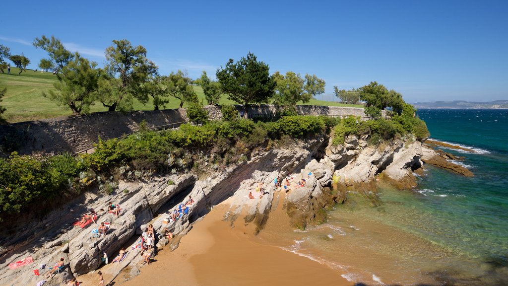 Strand van El Sardinero inclusief algemene kustgezichten, een zandstrand en rotsachtige kustlijn