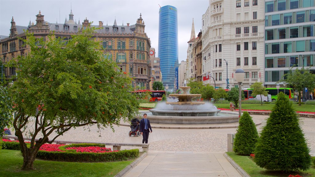 Plaza Moyúa ofreciendo flores, patrimonio de arquitectura y un rascacielos