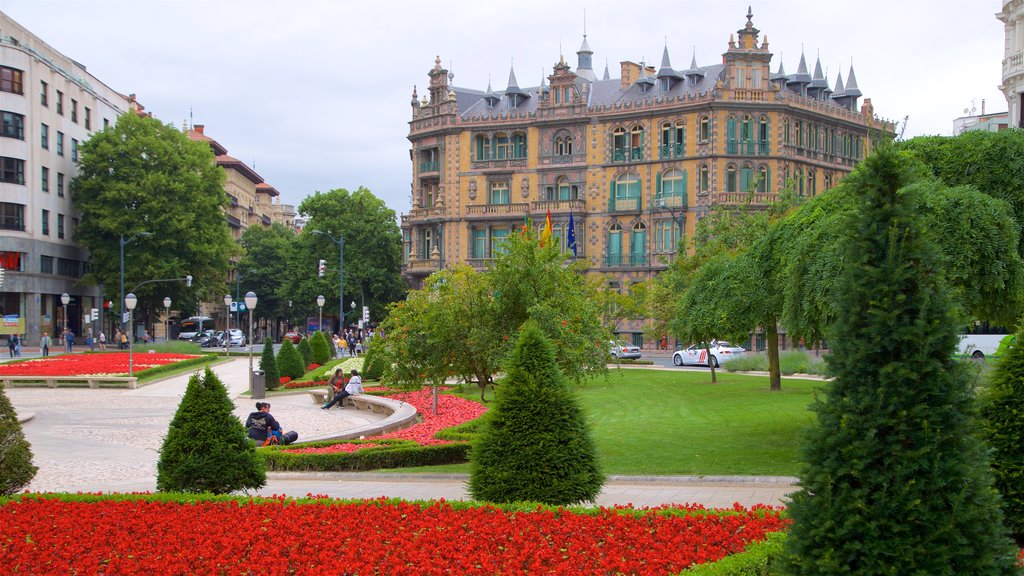 Plaza Moyua bevat historische architectuur, een park en bloemen