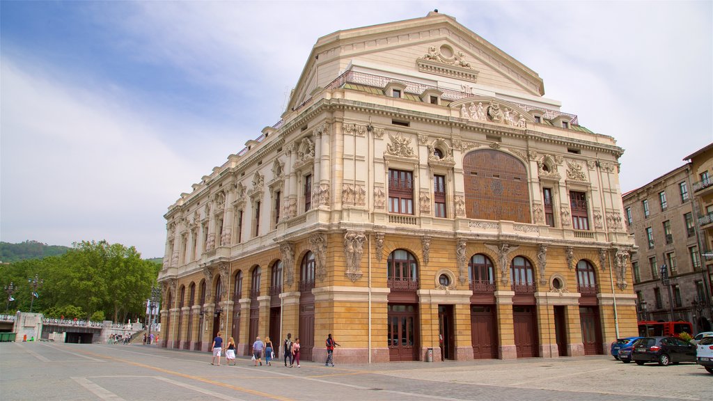 Teatro Arriaga mostrando imágenes de calles y arquitectura patrimonial y también un pequeño grupo de personas