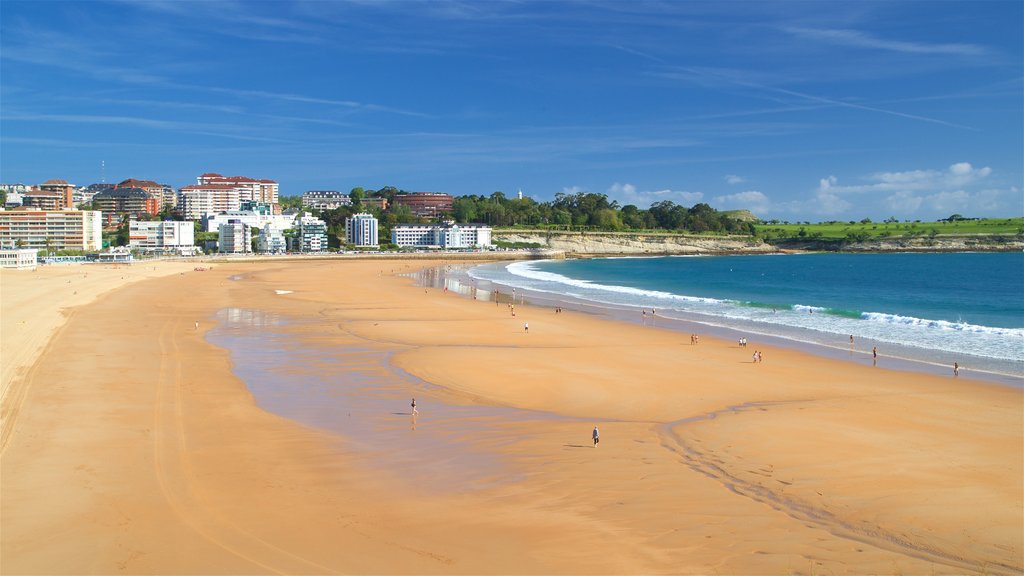 Plage El Camello montrant une plage de sable, une ville et une ville côtière