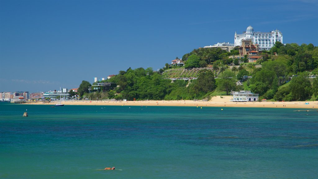 Playa de la Magdalena que incluye vistas generales de la costa, una ciudad costera y una playa de arena