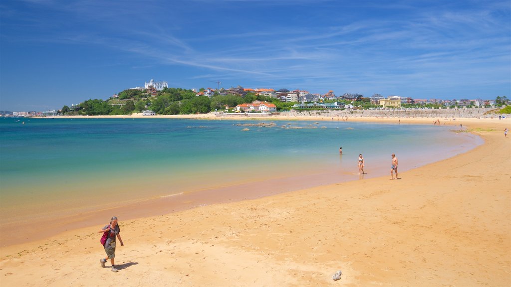 Playa de la Magdalena ofreciendo una playa, una ciudad costera y vistas generales de la costa