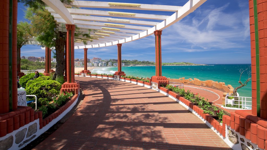 Jardines de Piquío que incluye una ciudad costera y vistas generales de la costa