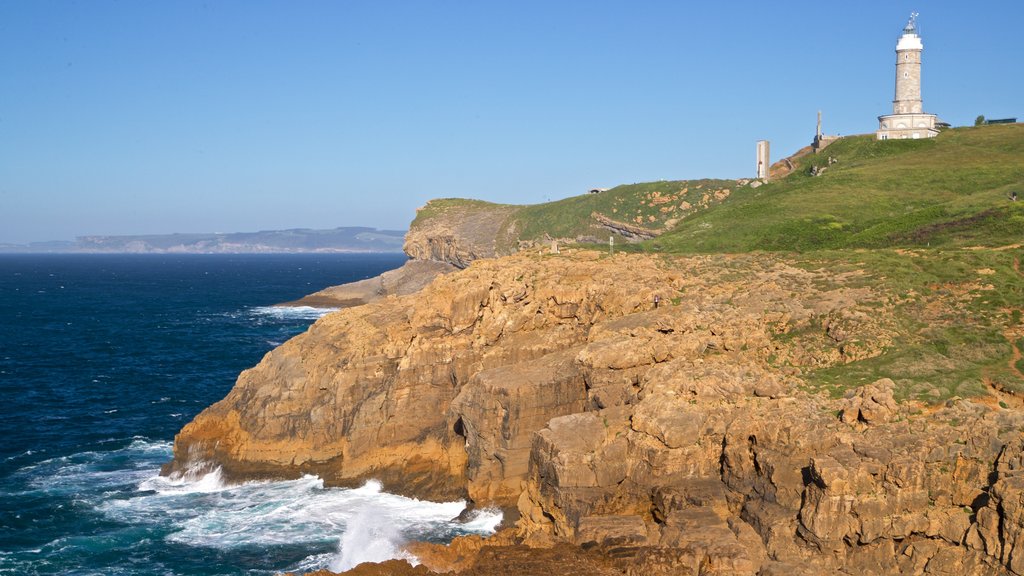 Farol de Cabo Mayor mostrando um farol, litoral rochoso e paisagens litorâneas