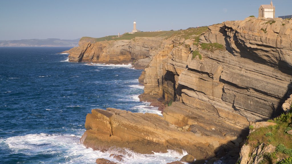 Cabo Mayor-fyrtårnet som viser barsk kystlinje, udsigt over kystområde og et fyrtårn