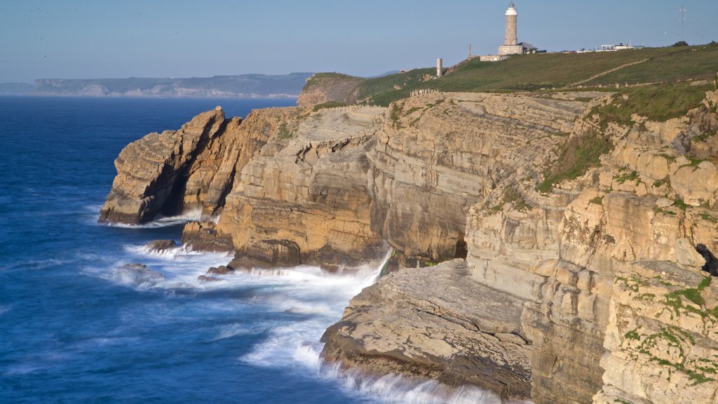 Faro de Cabo Mayor mostrando vista general a la costa, un faro y costa rocosa