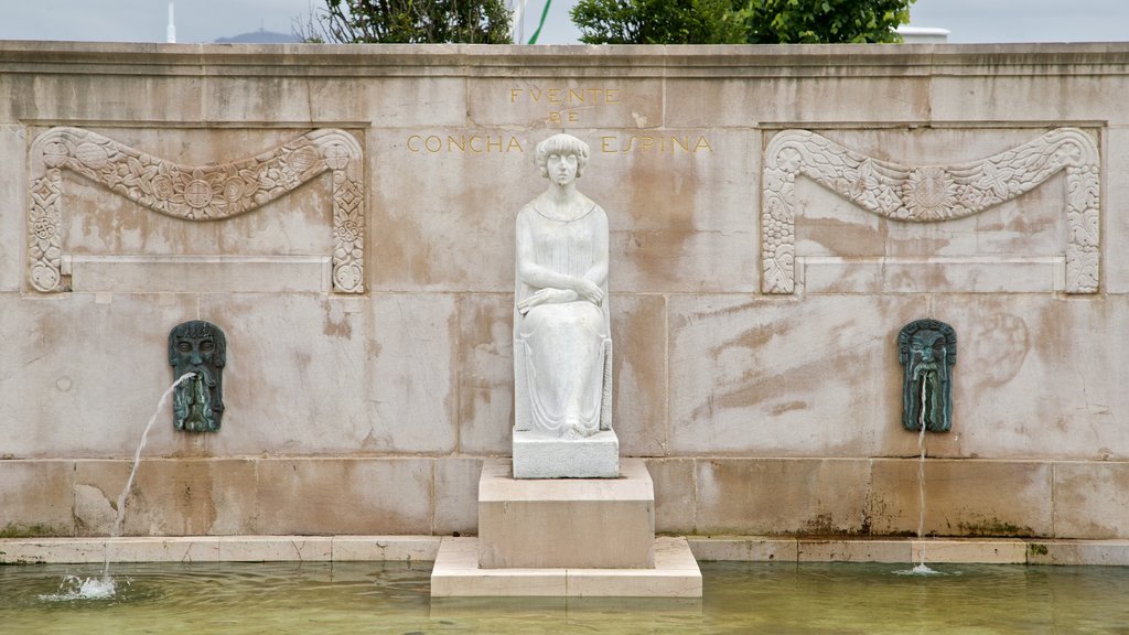 Jardines de Pereda featuring a statue or sculpture and a fountain