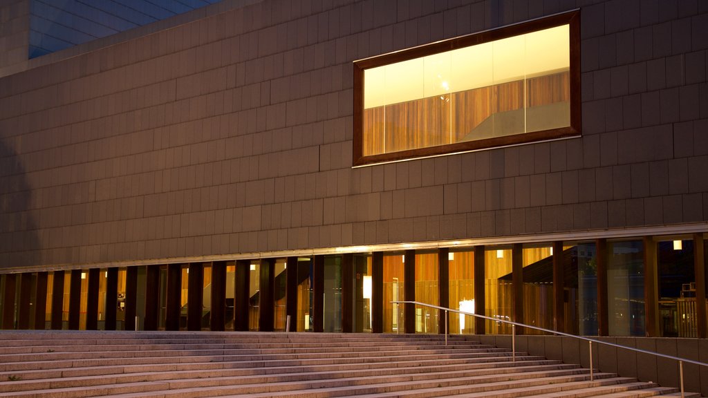 Palacio de Congresos y Auditorio de Navarra ofreciendo escenas nocturnas