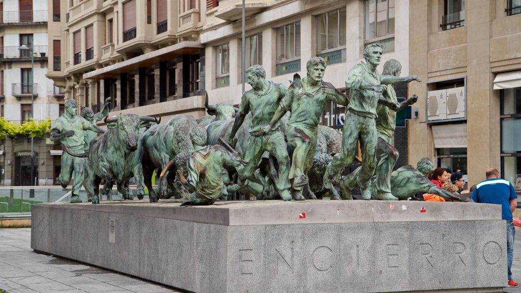 Monumento al Encierro featuring a statue or sculpture