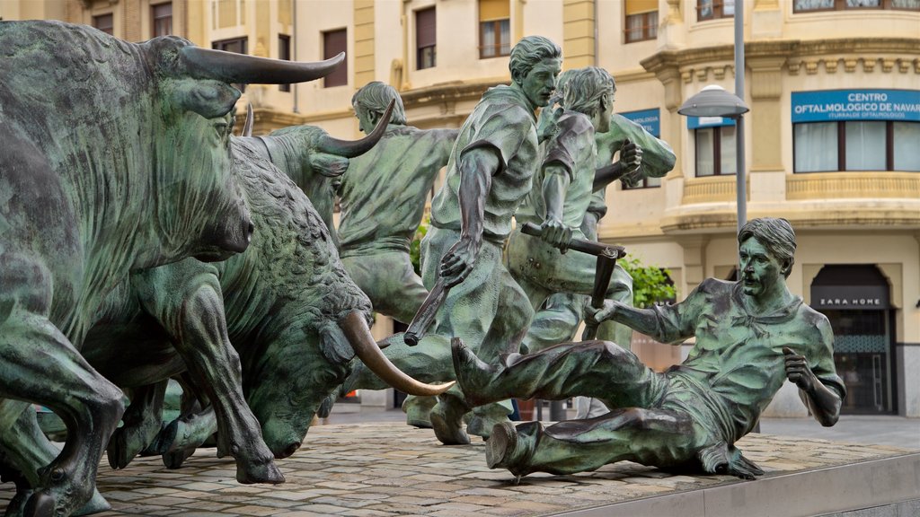 Monumento al Encierro fasiliteter samt statue eller skulptur