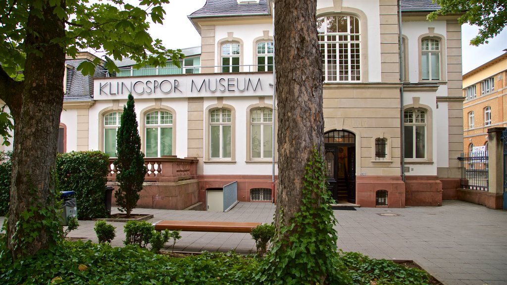 Museo Klingspor que incluye un festival y señalización