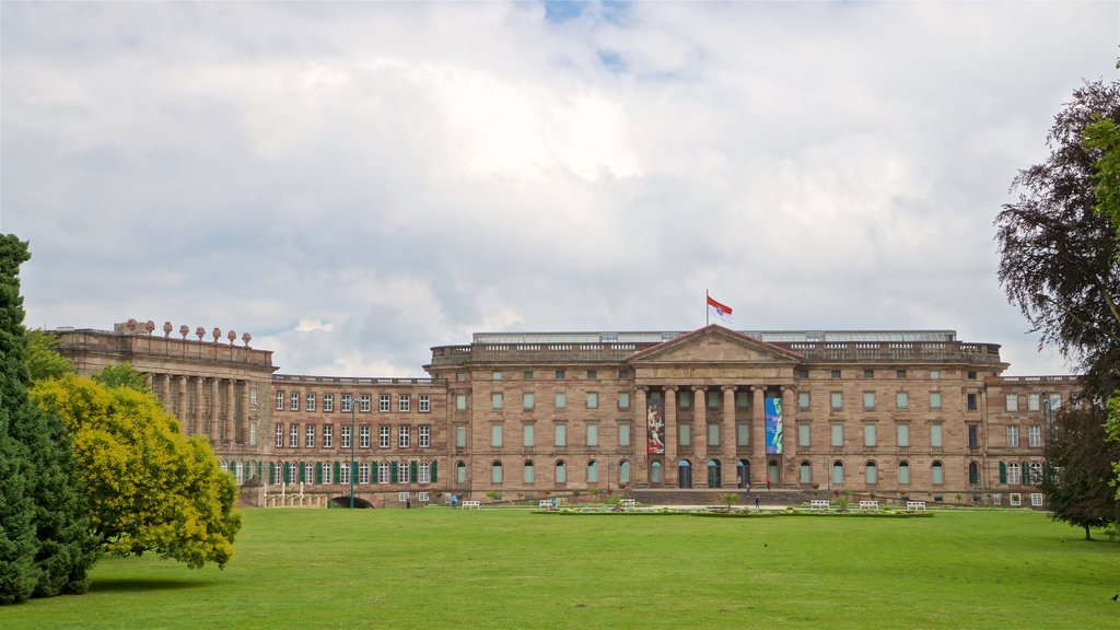 Schloss Wilhelmshoehe mostrando arquitetura de patrimônio e um jardim